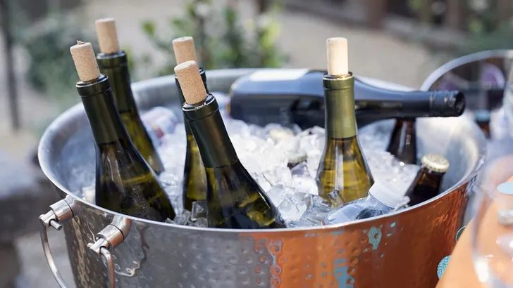 Onverwachte borrel? Zo is je wijn snel gekoeld