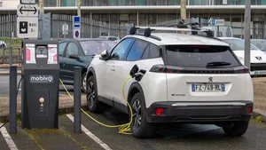 Elektrische Peugeot e-2008 SUV bij een laadpaal in Frankrijk