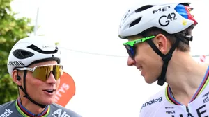 Mathieu van der Poel en Tadej Pogacar in gesprek na een koersmoment