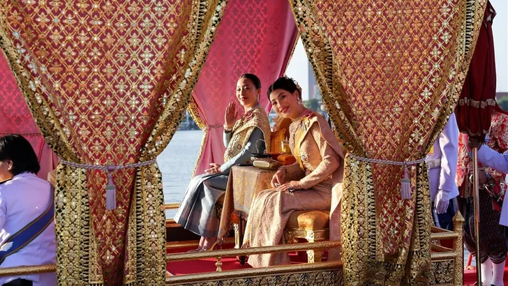 Thaise Royals varen rond in gouden boot
