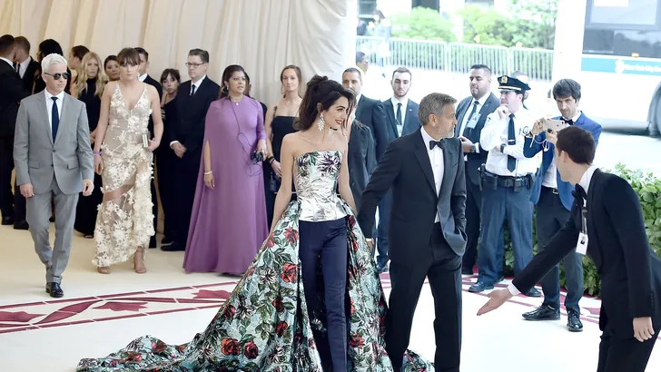 Ai: Amal Clooney trapt op tenen van Tom Ford