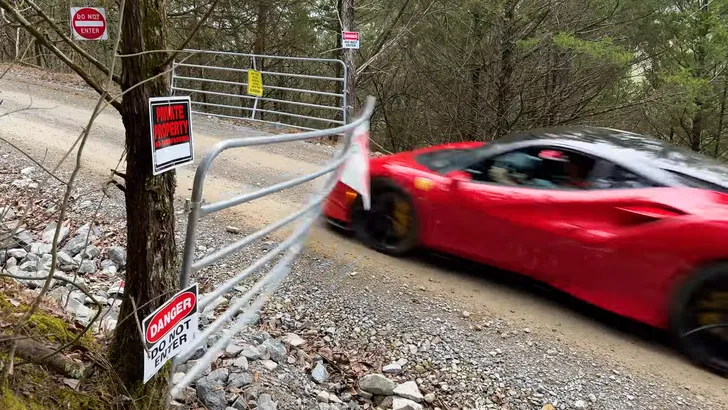 VIDEO: Ferrari F8 Tributo slopen voor de lol