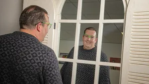 Stef Ekkel met de bril van René Karst