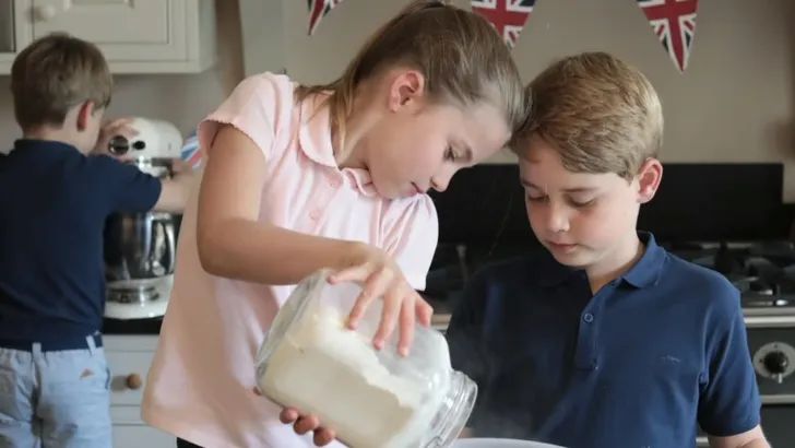 Hertogin Kate bakt cupcakes met George, Charlotte en Louis 