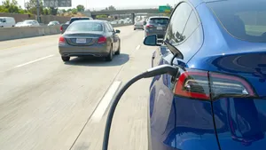 Publiek misleid door uiterst realistische AI-video van een Tesla die oplaadt via een dieselgenerator