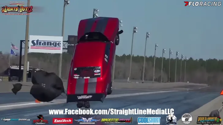 Vliegende Camaro dragster landt op zijn wielen