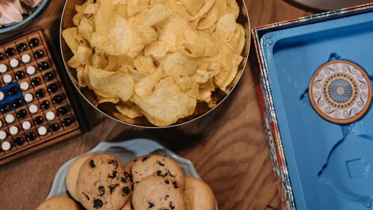 koekjes en chips op tafel