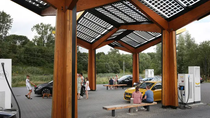 Geen druppel benzine te krijgen: Nederlandse pionier opent in 2026 uniek 'tankstation' op populaire vakantieroute