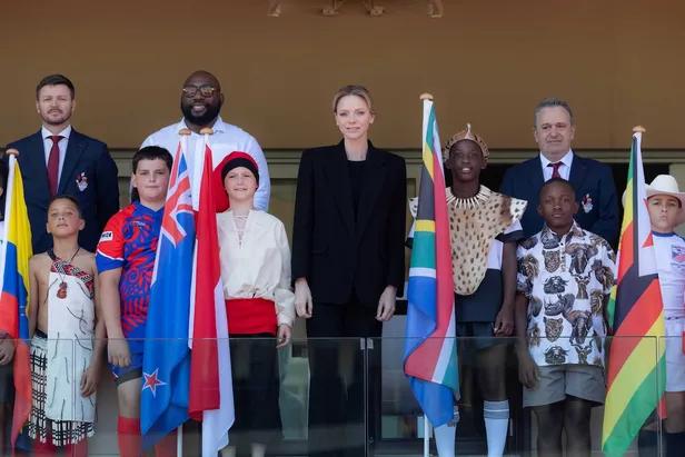 Prinses Charlene met vertegenwoordigers van de teams bij het Sainte Dévote rugbytoernooi, april 2025