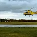 Een medische helicopter daalt neer bij de Nürburgring