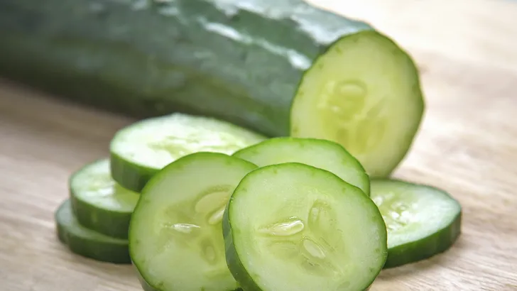 Waar of niet waar: als je komkommer eet, verbrand je calorieën