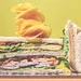 Foto van een clubsandwich tegen een gee achtergrond