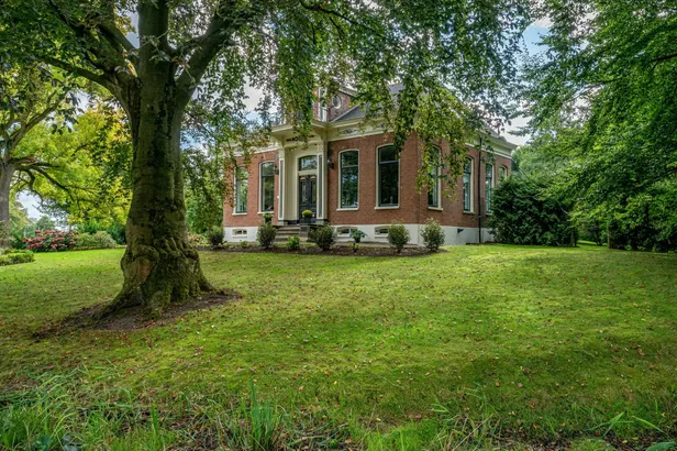 Statige voortuin van een Groningse boerderij