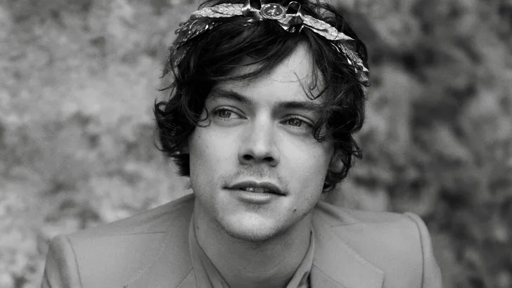 Harry Styles schittert in Gucci campagne met bijzonder accessoire