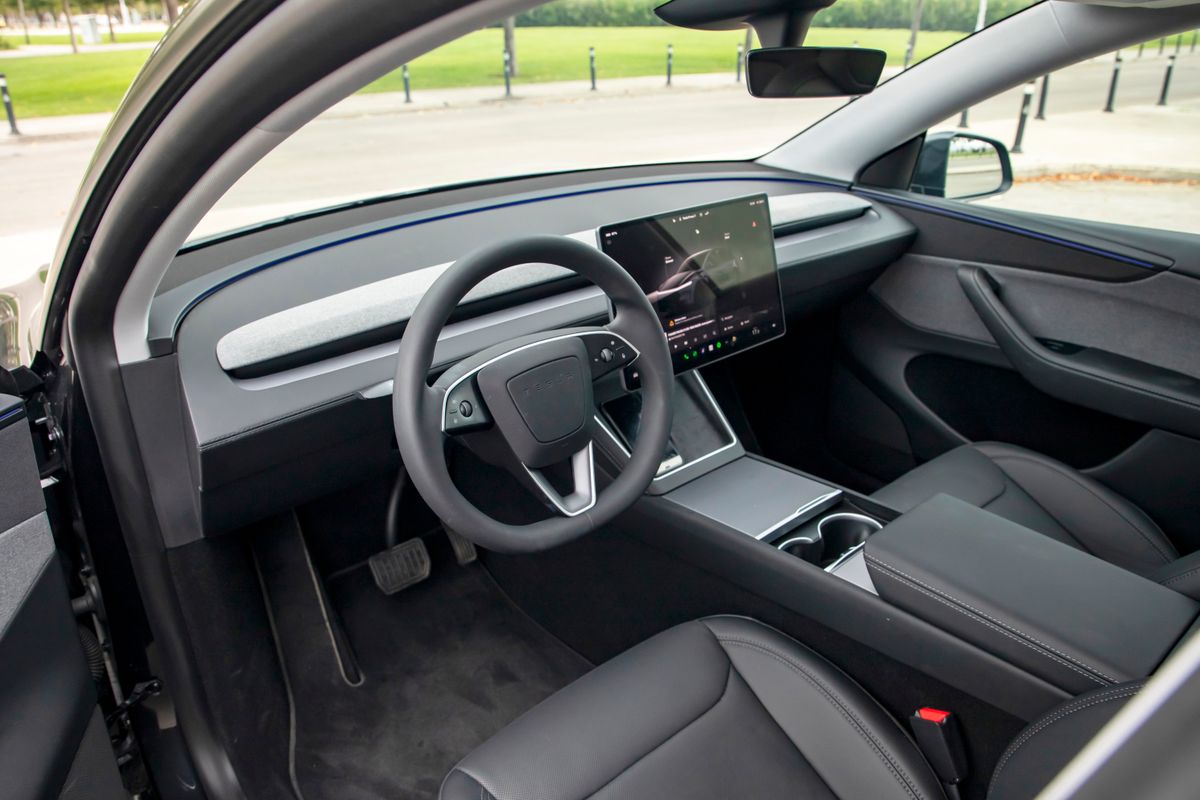 Nieuwe beelden tonen hoe Tesla autonoom door Amsterdam rijdt