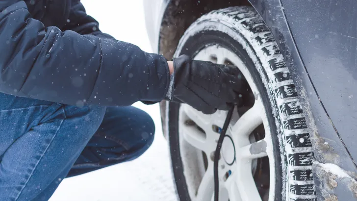 Zo houd je in de winter je bandenspanning op peil (én bespaar je brandstof)