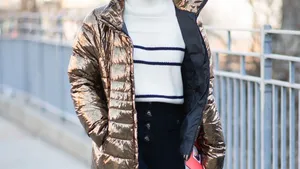 Vrouw met stijlvolle looks.