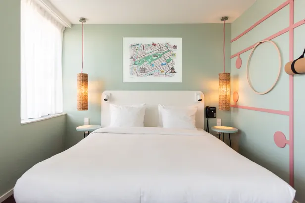 De 5 leukste roze hotels: een pastelkleurige suite in het Conscious Hotel Amsterdam Vondelpark.