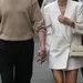 De Weekendtips van Beau Monde voor week 9, 2025. – Foto van modieus paar hand in hand.