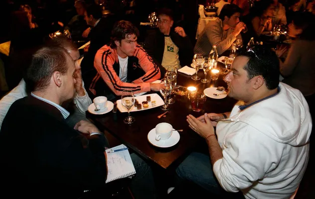 Aan tafel bij Maxwell, die hij van Ajax via Inter en Barcelona naar PSG bracht.