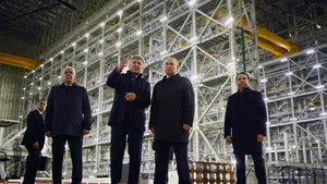 Vladimir Poetin met gasproducent Leonid Mikhelson, gouverneur Andrei Chibis (links) en presidentieel gezant Alexander Gutsan (tweede van links) tijdens een bezoek aan het Offshore Superfacility Construction Center in 2023.
