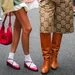 Twee vrouwen die de nieuwste schoenentrends van 2025 showen.