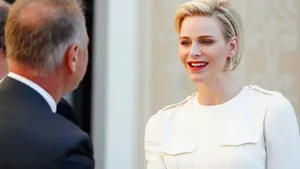 Prinses Charlene bijna topless