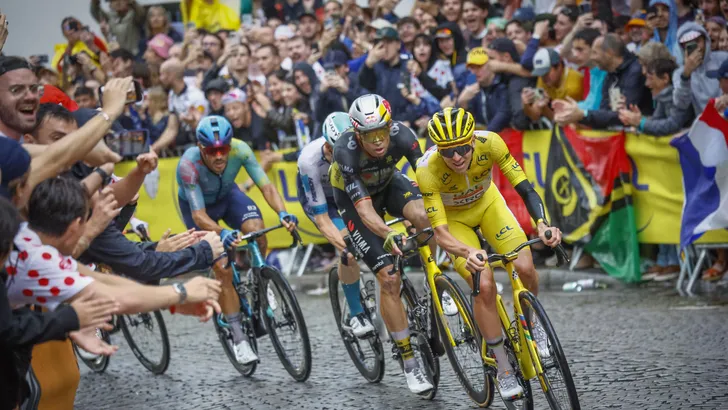 tadej pogacar en wout van aert op montmartre in de laatste rit van de tour