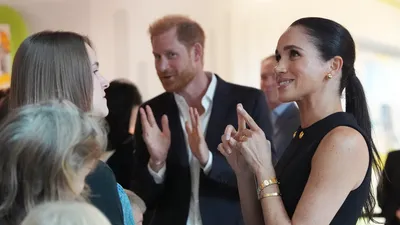 Harry en Meghan zijn terug in Australië. Hun bezoek aan een kinderziekenhuis is hartverwarmend, maar er is ook kritiek.