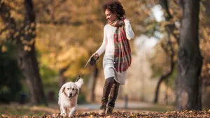 vrouw wandelen hond 