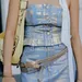 Vrouw in stijlvolle denim outfit tijdens fashion week.