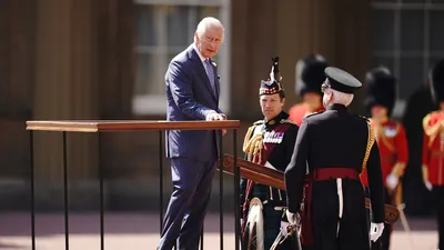 Koning Charles neemt afscheid van zijn trouwe stalmeester Jonny Thompson. Waarom stopt de 'hot equerry' na 22 jaar dienst?