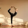 Waarom somatic yoga helpt bij het verminderen van stress | Grazia
