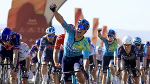 Matteo Malucelli juicht op de streep in de vierde etappe van de AlUla Tour.