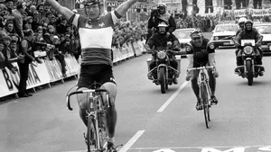 Retro: Jan Raas wint voor eerste keer Amstel Gold Race in 1977