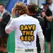 Sebastian Vettel kleurt kerbs Suzuka zwart/geel voor bijenproject