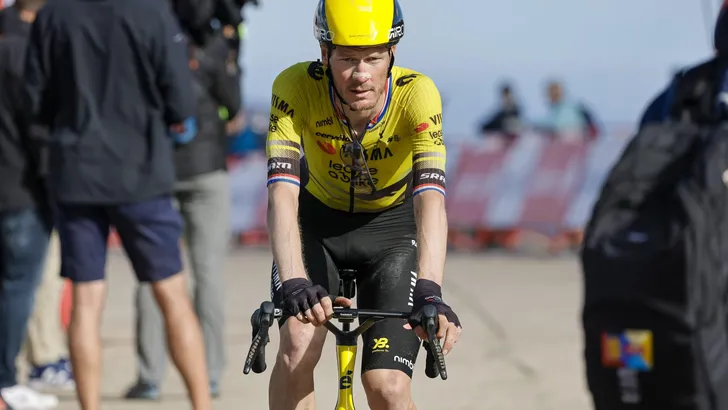 Dylan van Baarle is terug op zijn niveau. De voormalig-winnaar van Parijs-Roubaix kende geen goede laatste seizoen bij Soudal Quick-Step, maar gooit het volgens zijn trainer nu over een andere boeg.