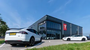Eerste beelden: zo rijdt Tesla Full Self-Driving door het Nederlandse verkeer