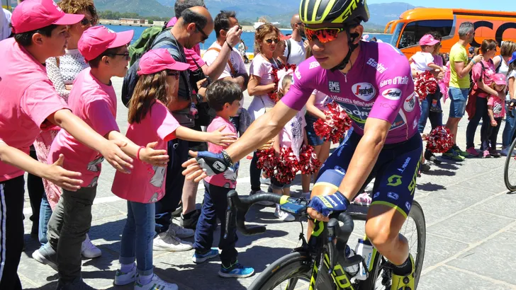 Giro d'Italia: Ewan boekt nu wel zege in chaotische sprint