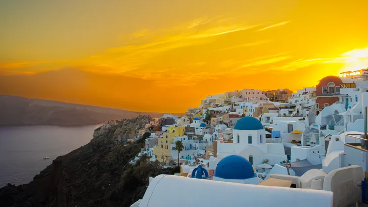 Foto van zondsondergang over Oia, Santorini.