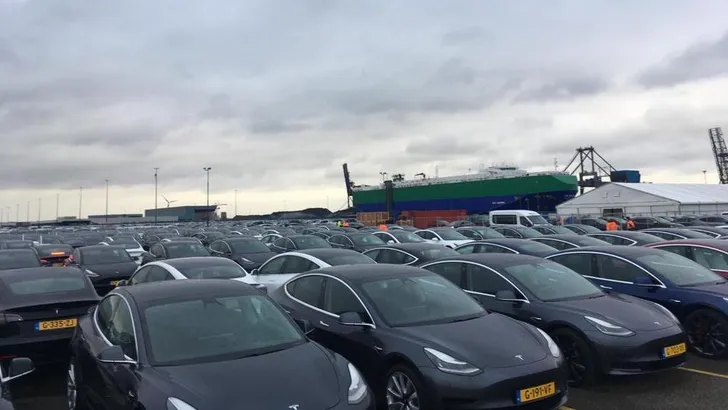 Tesla Model 3's in haven Amsterdam