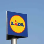 Foto van Lidl-logo op billboard. – Elektrische koelbox van Lidl