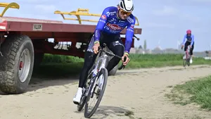 Mathieu van der Poel is de topfavoriet om voor de vierde keer Parijs-Roubaix te winnen. Wat is zijn geheim? Oliver Naesen ziet iets waarmee de Nederlander een groot verschil maakt.