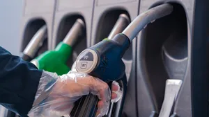 Historisch moment: diesel zakt door het ijs en verliest van de stekker-auto