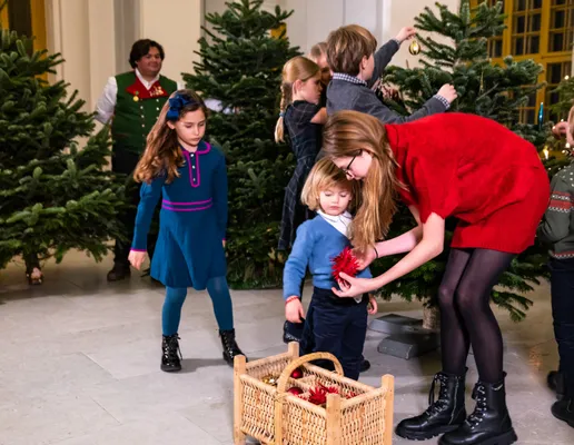De prinses helpt neefje Julian bij het versieren van de boom