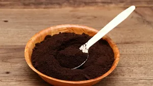 Gooi je koffiedik nooit zomaar in de prullenbak: in de wc doet het namelijk wonderen