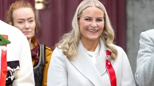 De Noorse prinses Mette-Marit straalt tijdens de Noorse nationale feestdag, ondanks een zuurstoftank en zware zorgen om haar zoon Marius.