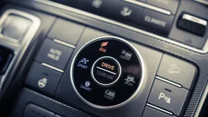 Gladheid op de weg: deze onbekende functie in je auto zorgt voor direct meer grip en veiligheid