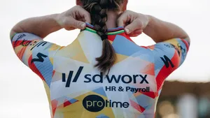 het nieuwe team sd worx-protime tenue, gezien vanaf de achterkant