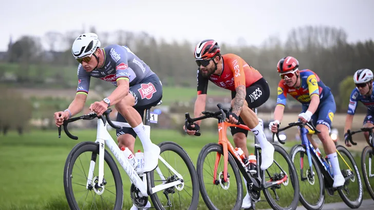 mathieu van der poel in een vlaamse koers op kop in een groepje met filippo ganna en mads pedersen